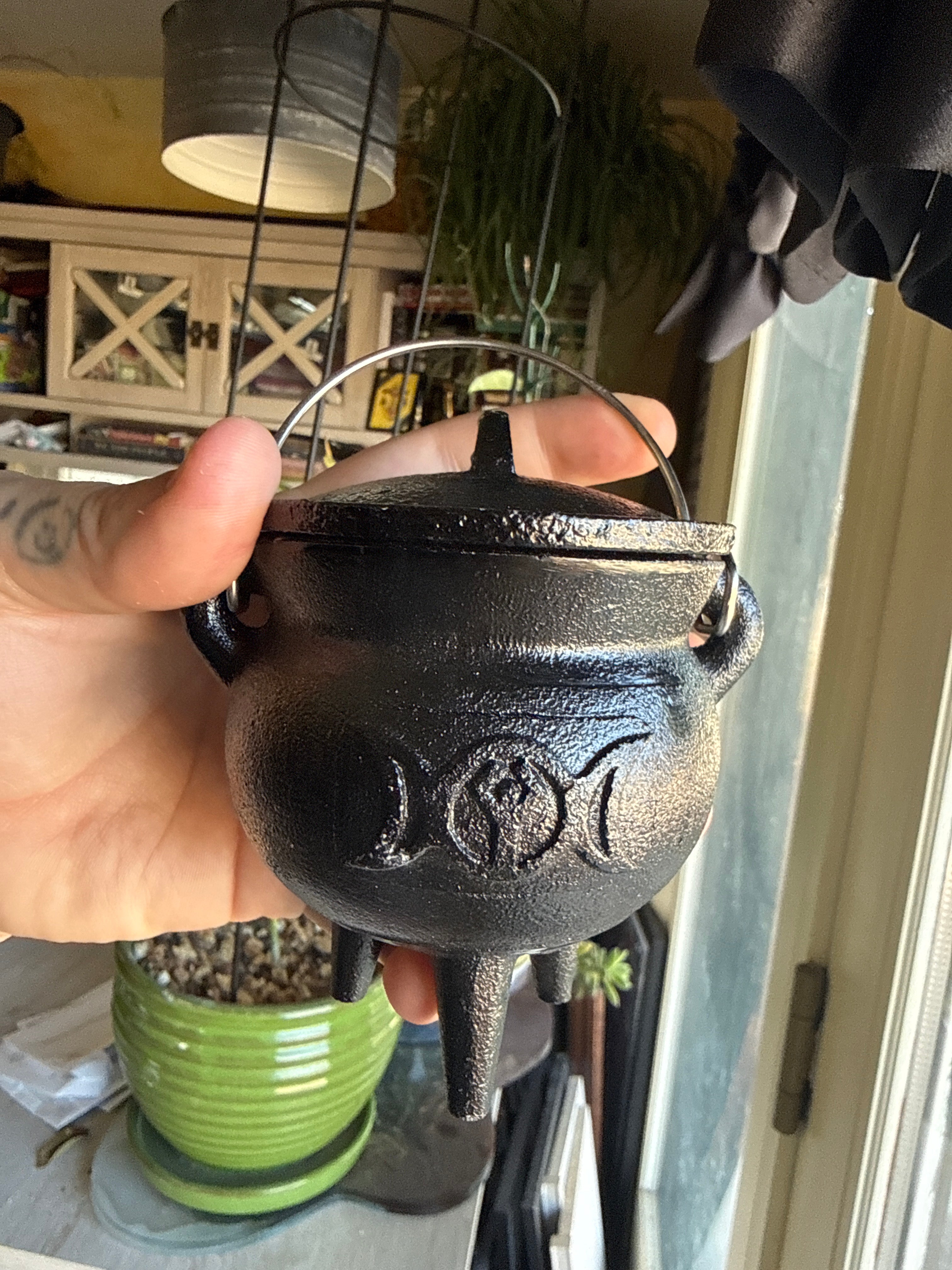 Moon Ohase Cast Iron Cauldron w/ lid